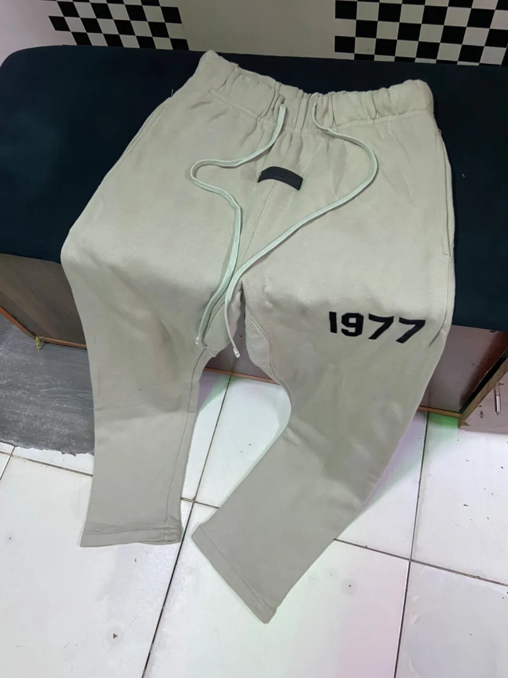 ESSENTIALS 1977 SWEATS
