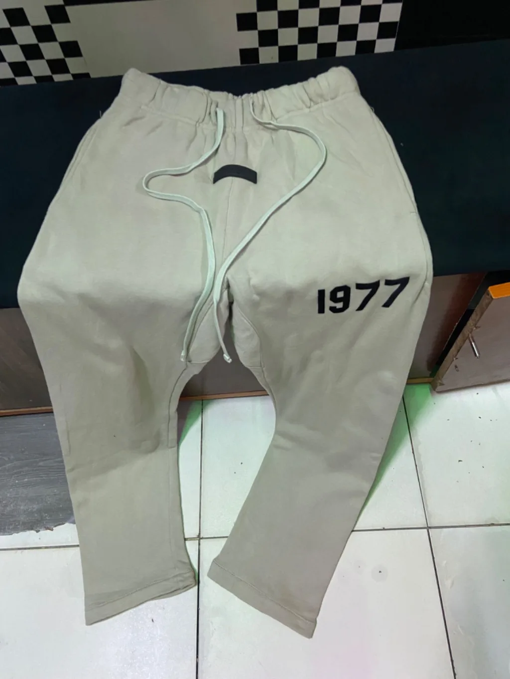ESSENTIALS 1977 SWEATS