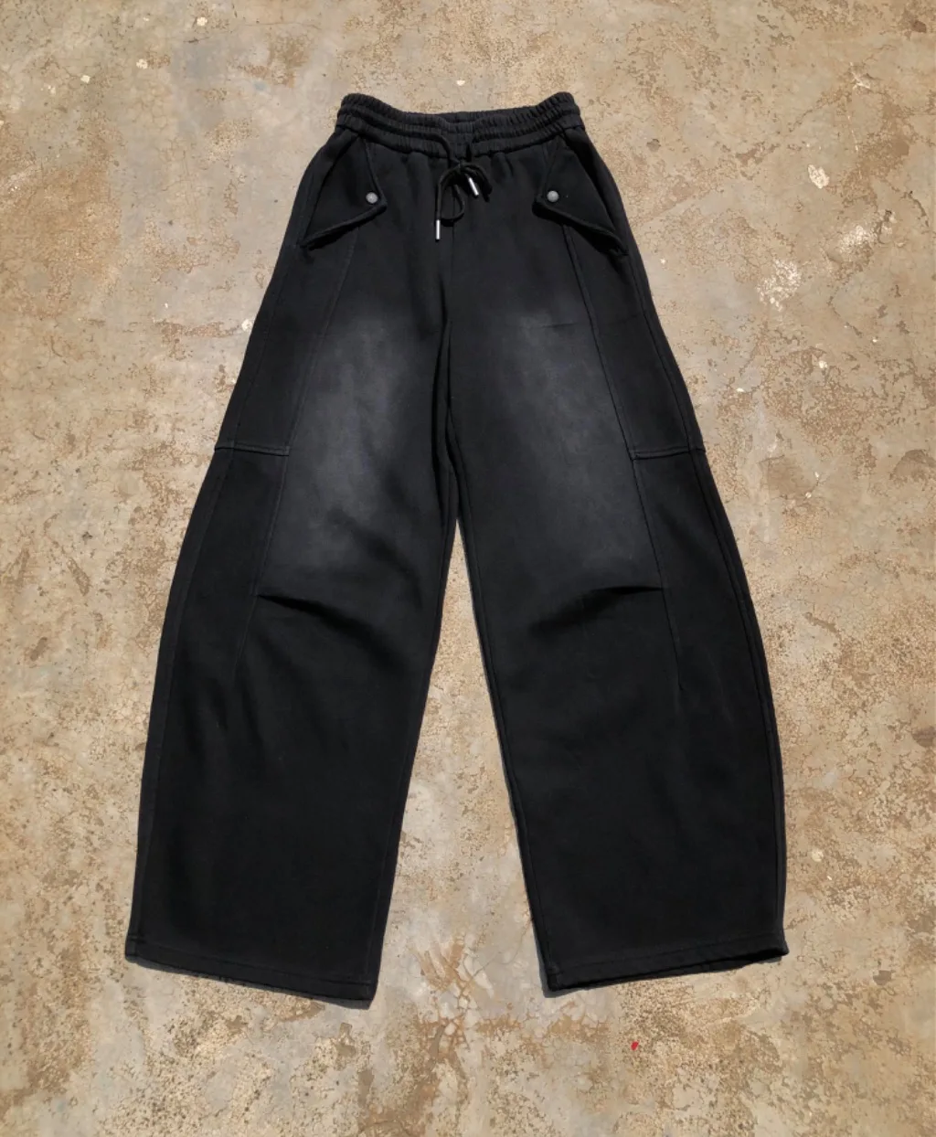 WASHED BLACK BARREL SWEATS