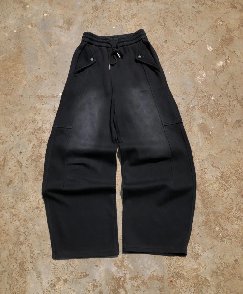 WASHED BLACK BARREL SWEATS