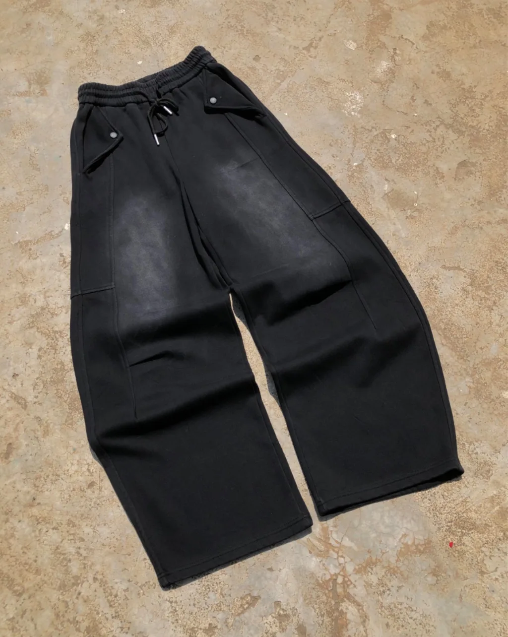 WASHED BLACK BARREL SWEATS