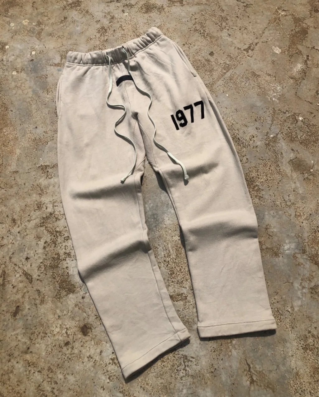 1977 ESSENTIALS STYLE