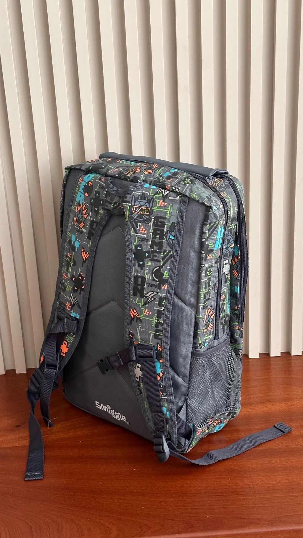 SMIGGLE FOLDOVER GREY GAMING BAG