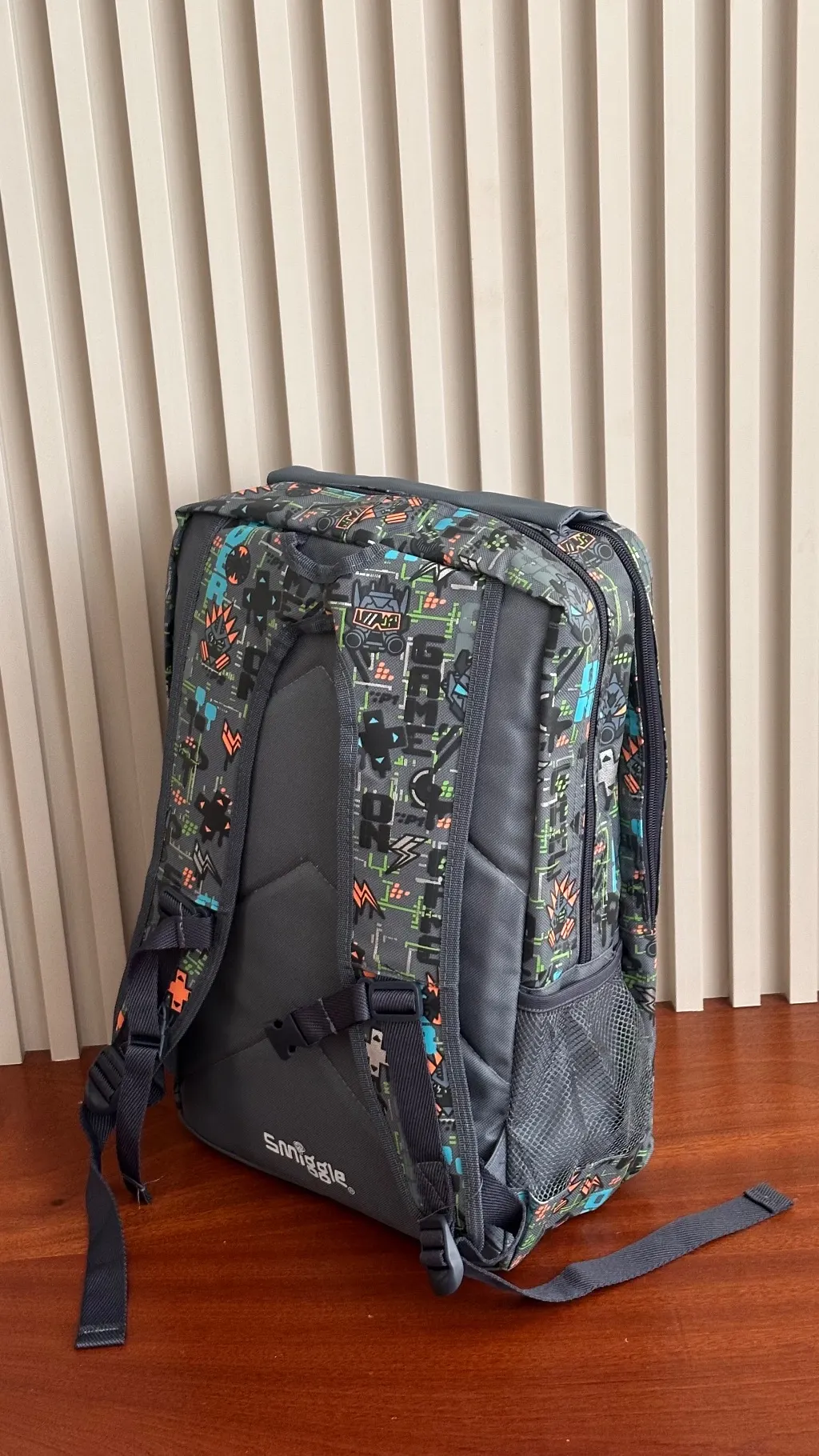 SMIGGLE FOLDOVER GREY GAMING BAG