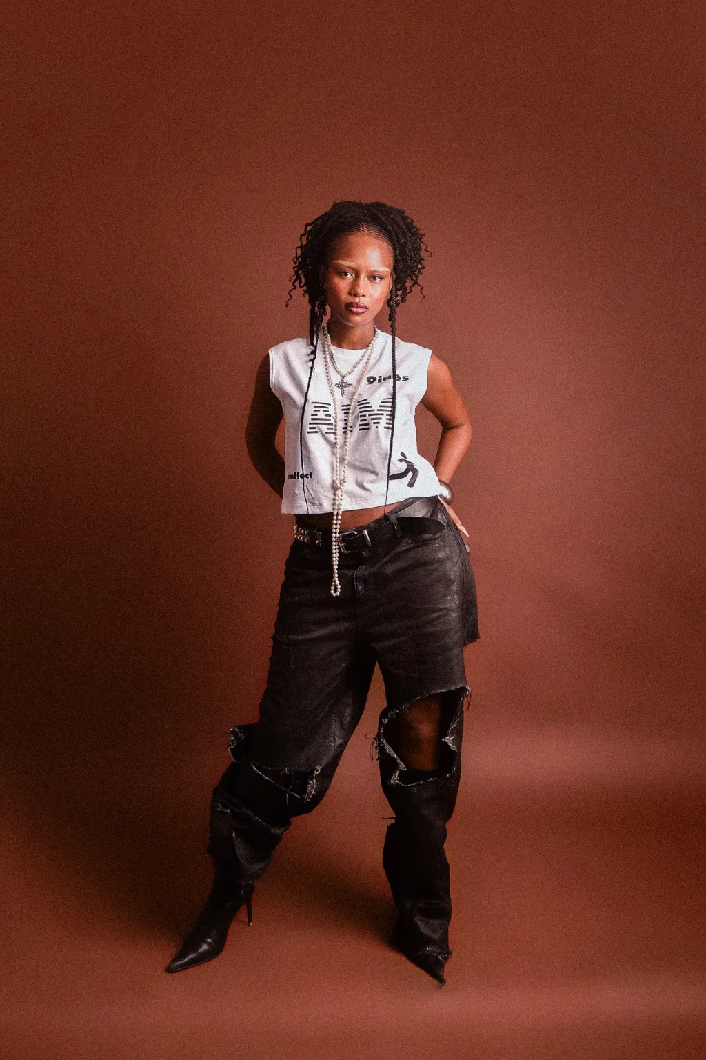 9INES X AIM CROPPED SLEEVELESS TEE