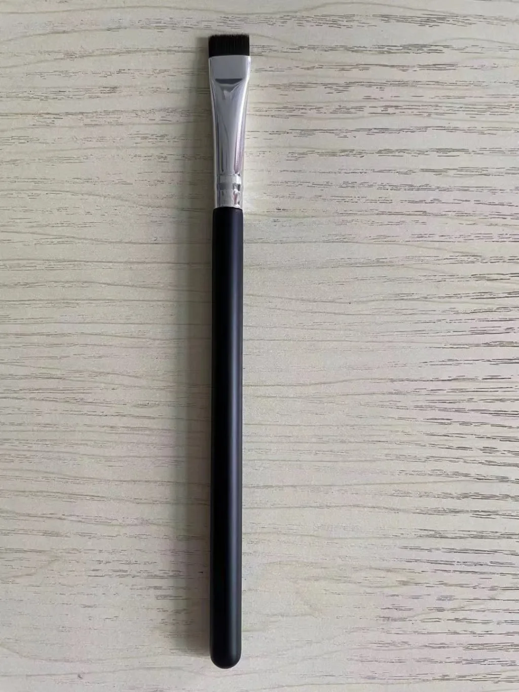 Flat concealer brush